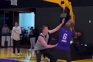 要打起120分的精神！湖人队内分组对抗训练备战火箭！